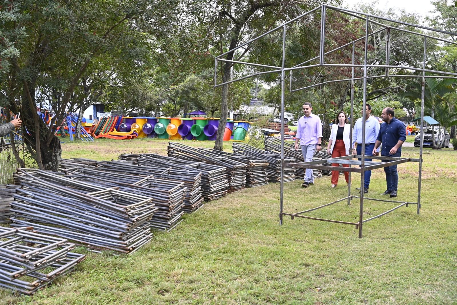 Solidariedade e empatia: Pazolini entrega barracas para feirantes de Mimoso do Sul