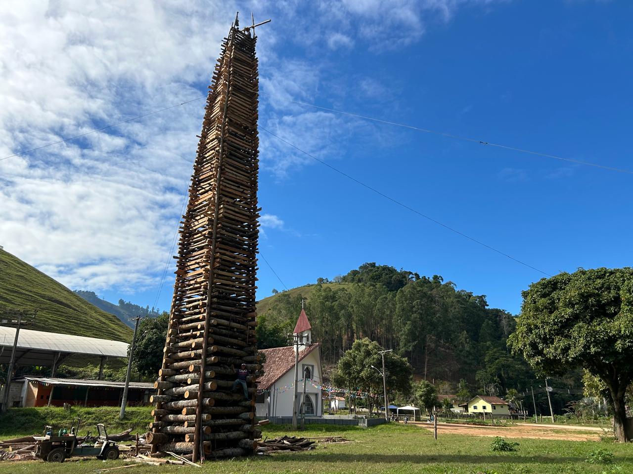 Festa Junina Promete Espetáculo com Fogueira Gigante de 26 Metros em Rio Novo do Sul