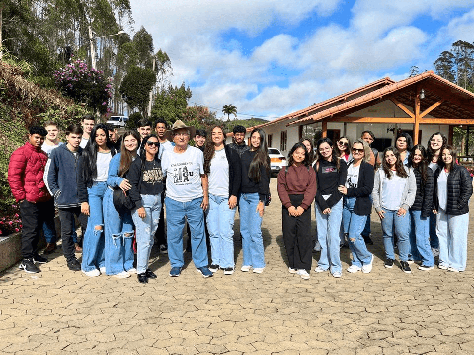 Alunos de Alfredo Chaves Exploram Instituto Nacional da Mata Atlântica e Fazenda Ecológica