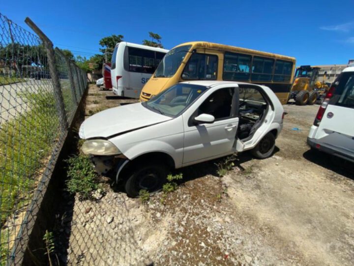 Leilão em Anchieta terá caminhões, carros e sucatas com lances iniciando em R$ 50