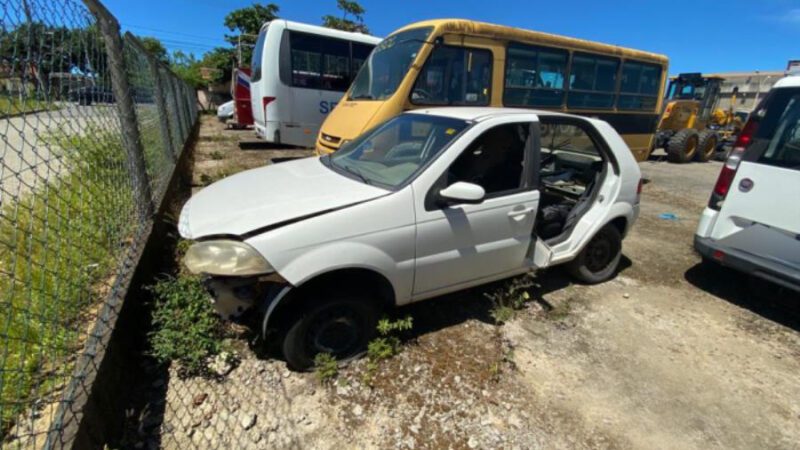 Leilão em Anchieta terá caminhões, carros e sucatas com lances iniciando em R$ 50