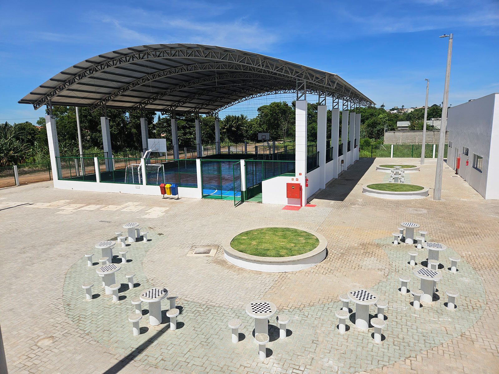 Praça São Pedro é inaugurada pelo governador, que anuncia mais investimentos em Anchieta